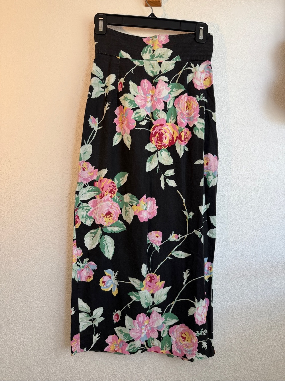 Vintage 80’s cotton High waisted Black Floral Midi pencil Skirt w Roses